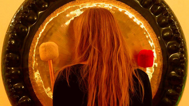 Caroline spielt Gong